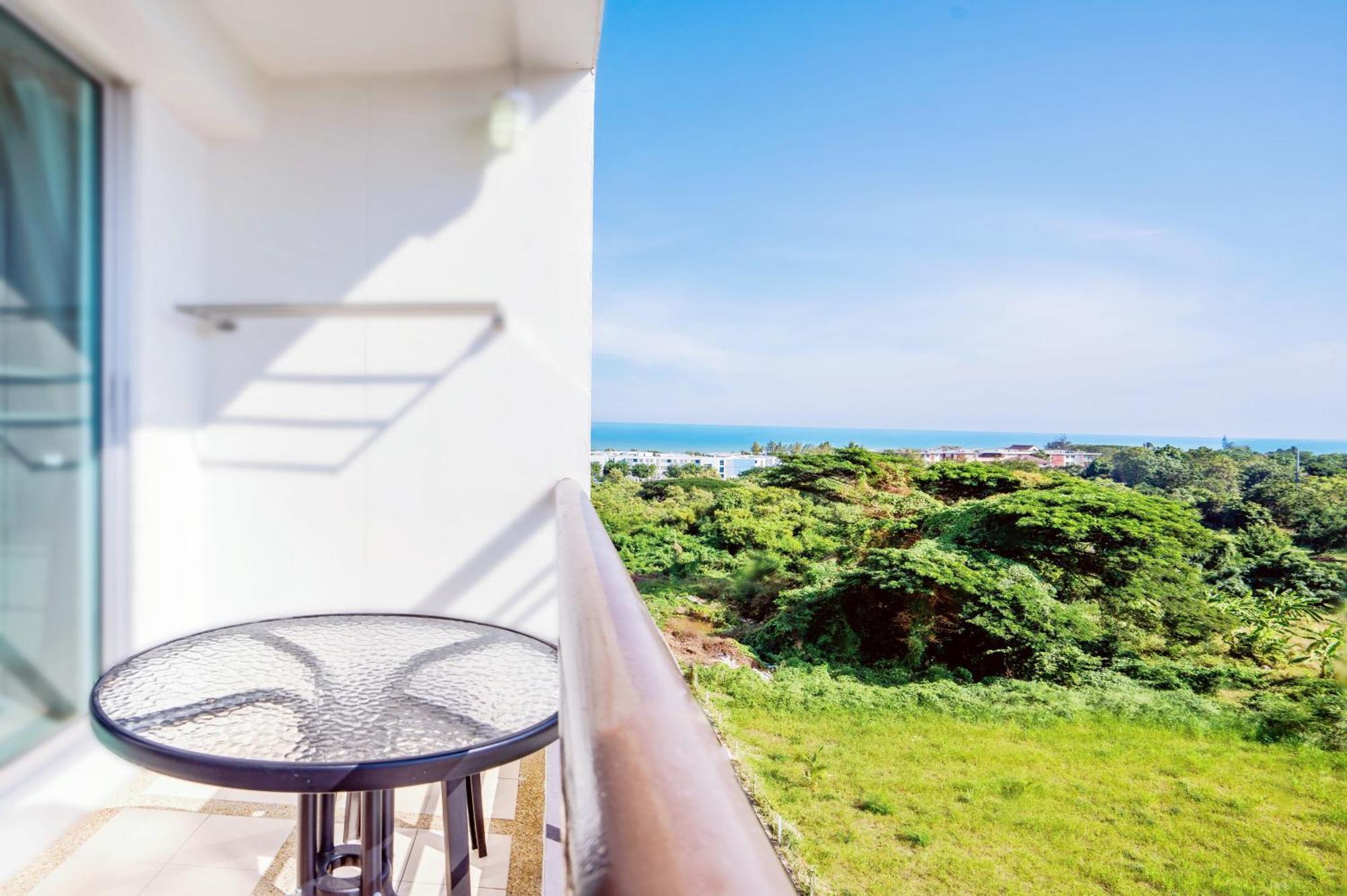Апартаменты Hua Hin First - Happy Rent Экстерьер фото